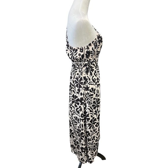 Faithfull The Brand Lucila Midi Dress in Black & White Graphic Floral Dress (4) - Picture 4 of 7